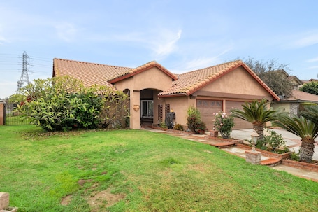 Exterior. Spacious 4BR Family Home Near Airport and Stadium