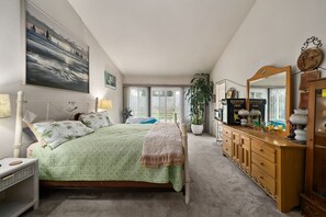 WiFi, bed sheets - Spacious 4BR Family Home Near Airport and Stadium (Ontario)