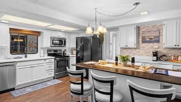 Mikrowelle, Ofen, Herdplatte, Geschirrspüler