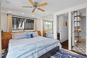 3 bedrooms, iron/ironing board, free WiFi, bed sheets - Rocky Top Retreat on TN River Walk to Neyland--76 x 16 Houseboat. (Knoxville)