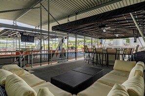 Outdoor dining - Rocky Top Retreat on TN River Walk to Neyland--76 x 16 Houseboat. (Knoxville)