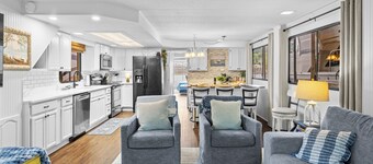 Rocky Top Retreat on TN River Walk to Neyland--76 x 16 Houseboat.