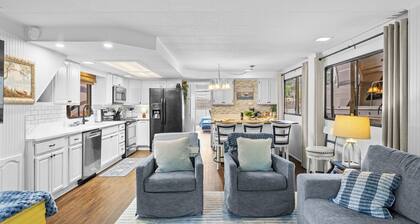 Rocky Top Retreat on TN River Walk to Neyland--76 x 16 Houseboat.