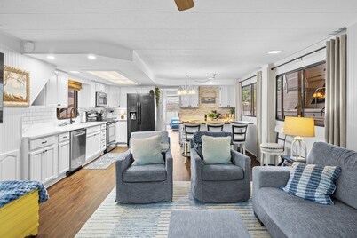 Rocky Top Retreat on TN River Walk to Neyland--76 x 16 Houseboat.