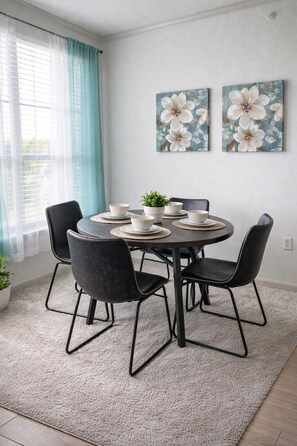 Dining - 2-bedroom apartment in welcoming Houston with AC and fitness room (Houston)