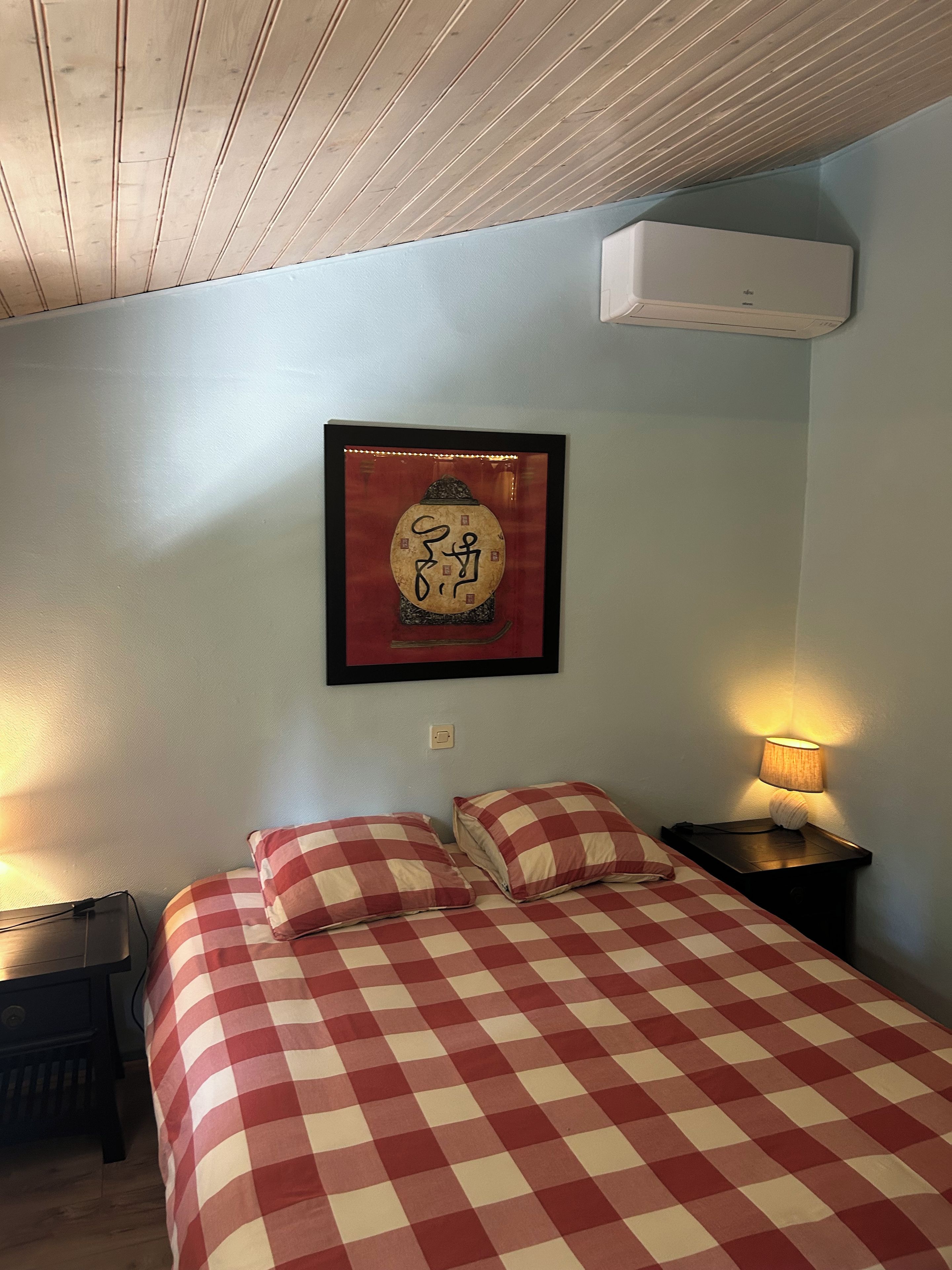 2 bedrooms, iron/ironing board, internet, bed sheets