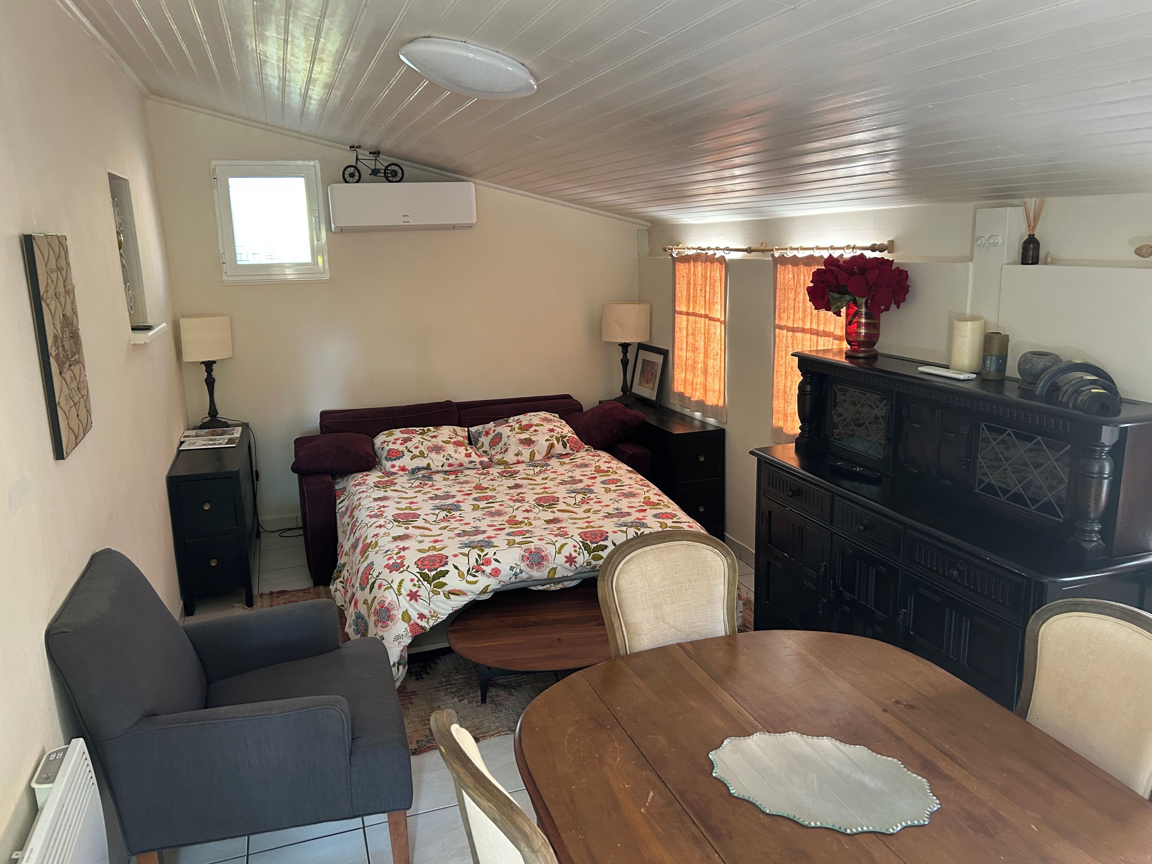 2 bedrooms, iron/ironing board, internet, bed sheets