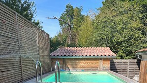 A wooden above-ground pool with a ladder, surrounded by a wooden fence and a grassy lawn. - 🌿 Le Cabanon de Cassy - Comfortable gîte with heated pool, near the ocean (Lanton)