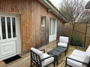 Terrace/patio - 🌿 Le Cabanon de Cassy - Comfortable gîte with heated pool, near the ocean (Lanton)