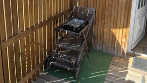 A wooden deck with a grill, a green artificial turf, and a wooden fence. - 🌿 Le Cabanon de Cassy - Comfortable gîte with heated pool, near the ocean (Lanton)