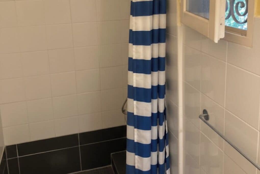 Een haardroger, handdoeken, zeep, toiletpapier