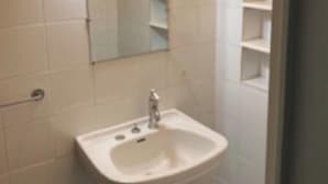 A small bathroom with a white sink, a mirror, and a white toilet. - 🌿 Le Cabanon de Cassy - Comfortable gîte with heated pool, near the ocean (Lanton)