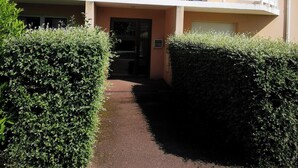 Un edifici amb un rètol que diu "Cabourg" a la part superior de l'entrada.