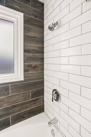 Shower, hair dryer - Brand New Heated Pool, Family Oasis, Kids Welcome! (Overland Park)
