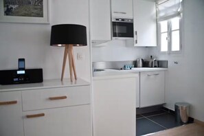 Fridge, microwave, stovetop, dishwasher - Charming apartment near the Eiffel Tower (Paris)
