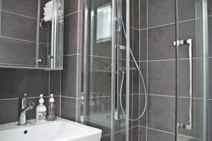 Shower, hair dryer, towels, soap - Charming apartment near the Eiffel Tower (Paris)