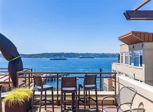 Seattle Waterfront Condo, Free Parking, Rooftop, Hot Tub, Steps to Pike Place