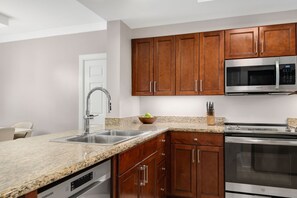 Private kitchen - 2-bedroom villa in beautiful Fort Lauderdale with cool vibes, sleeps 8 (Fort Lauderdale)