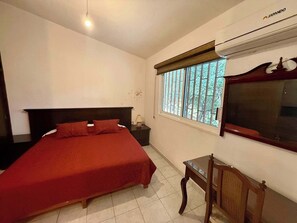 1 dormitorio, tabla de planchar con plancha, wifi y ropa de cama