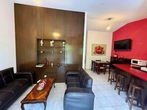 Una televisión, una oficina