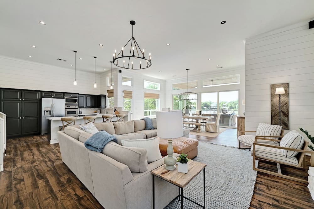 Luxurious Retreat on Lake Lbj: Pool, Hot Tub, Dock - Round Mountain, TX