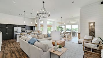 House (5 Bedrooms) | Interior