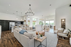 House (5 Bedrooms) | Interior