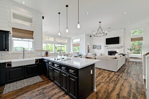 House (5 Bedrooms) | Interior