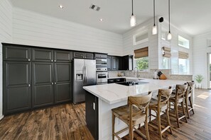 House (5 Bedrooms) | Interior