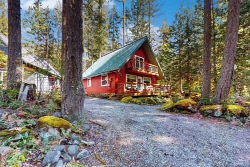Wooded-view Decks: Family Cabin Retreat in Deming