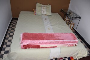Tabla de planchar con plancha, wifi y ropa de cama