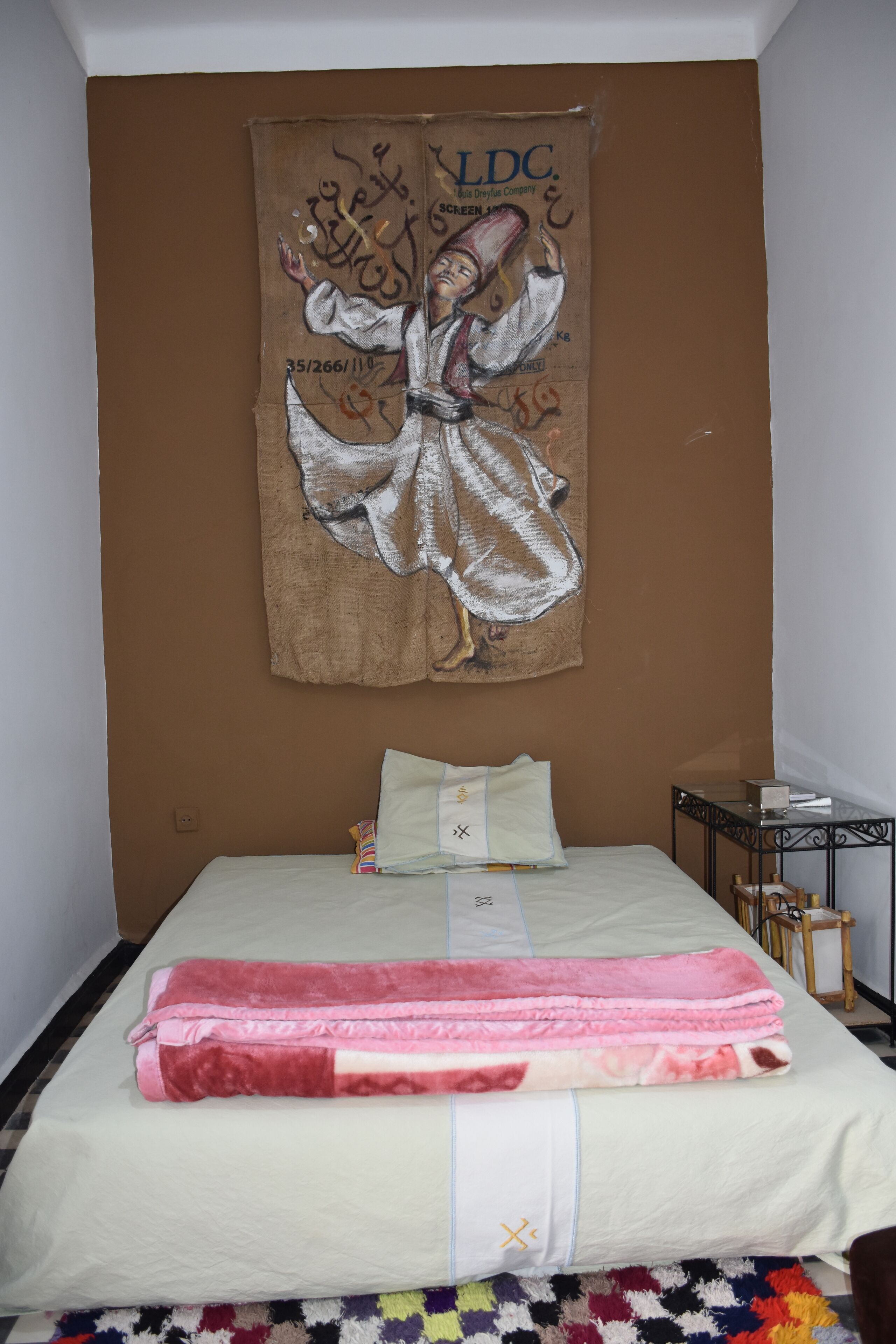 Tabla de planchar con plancha, wifi y ropa de cama 
