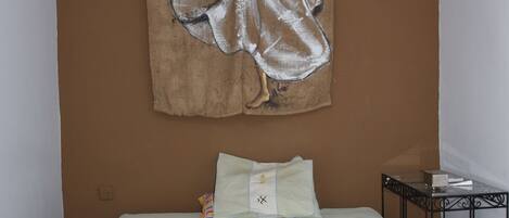 Tabla de planchar con plancha, wifi y ropa de cama