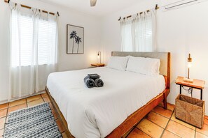 House (3 Bedrooms) | Interior - 5 Mi to Las Olas Beach! Bright Home w/ Fenced Yard (Fort Lauderdale)