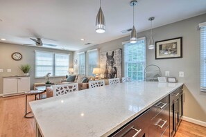 Interior - Old Town Walkable Paradise w/ Private Patio! (Alexandria)
