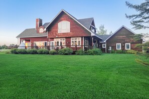 Front of property - Fun w/ Family! Mtn-view Gem w/ Deck in Driggs (Driggs)
