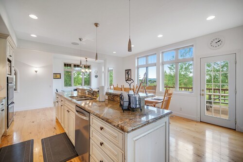 5BR Mtn View Home w/ Fireplace, Grill, Jetted Tub