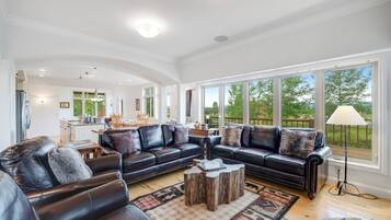 House (5 Bedrooms) | Interior