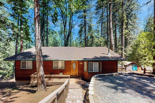 Cozy Cabin w/ Jetted Tub & Dog-friendly