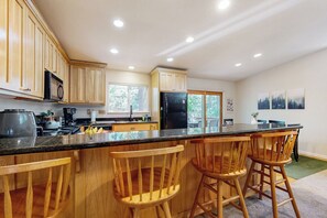 Interior - Cozy Cabin w/ Jetted Tub & Dog-friendly (Arnold)