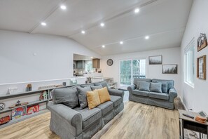 Interior - 1 Mi to Lake Gregory! Updated Family Home w/ Deck (Crestline)