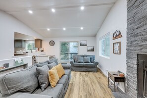 Interior - 1 Mi to Lake Gregory! Updated Family Home w/ Deck (Crestline)