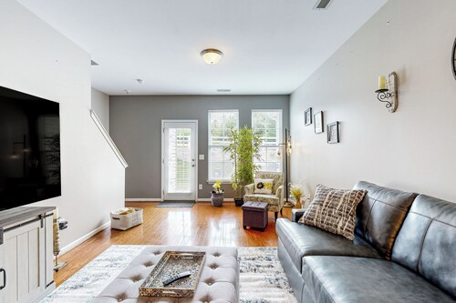 2BR Townhouse w/ Pool, Patio, & AC