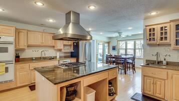 House (5 Bedrooms) | Interior