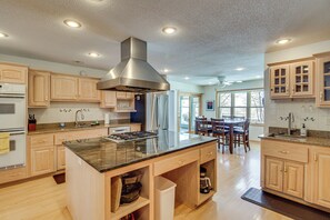 House (5 Bedrooms) | Interior - Waterfront Alexandria Gem: Family & Group Friendly (Alexandria)