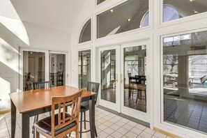 House (5 Bedrooms) | Interior - Waterfront Alexandria Gem: Family & Group Friendly (Alexandria)