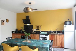 Private kitchen - Le Recoin Bohème N°1 (by ResaLoc) - 5-minute walk from Bassin Bleu (SAINT-BENOIT)