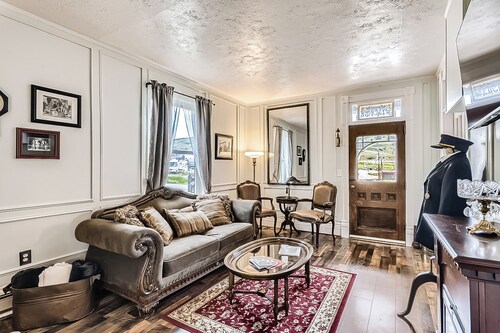 4BR Mountain-view Home - Deck, Washer & Dryer