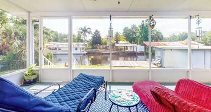 Sunshine House Directly on a Canal