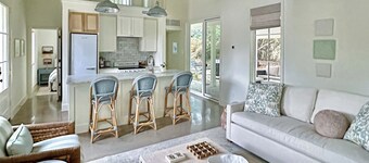 Eco-chic Lake Somerville Area Farmhouse w/ Porch